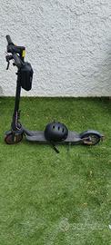Monopattino elettrico nero accessoriato
