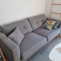 Divano grigio stile scandinavo