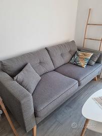 Divano grigio stile scandinavo