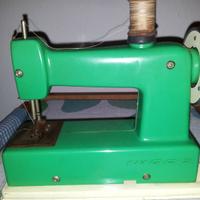 PICCOLA MACCHINA DA CUCIRE IN METALLO