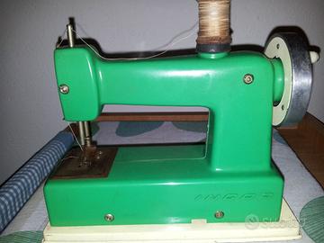 PICCOLA MACCHINA DA CUCIRE IN METALLO