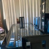 Tavolo in vetro trasparente
