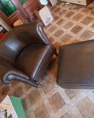 Poltrona con pouf marrone