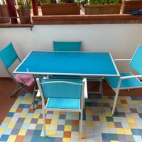 Tavolo e 4 sedie