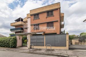 QUADRILOCALE DOPPI SERVIZI CON BOX IN ZONA PISCINE