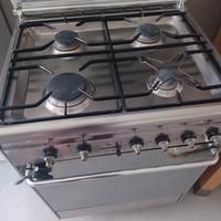 Cucina Smeg in acciaio con vetro specchiato.