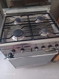 Cucina Smeg in acciaio con vetro specchiato.