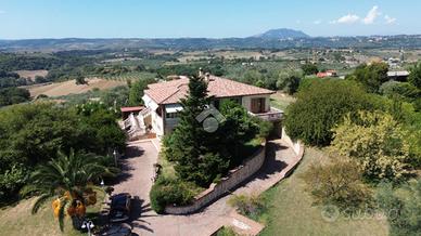 VILLA SINGOLA A MONTOPOLI DI SABINA