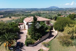 VILLA SINGOLA A MONTOPOLI DI SABINA