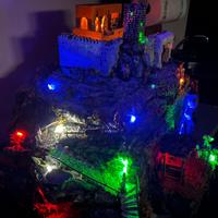 Presepe completo con statue e illuminazione