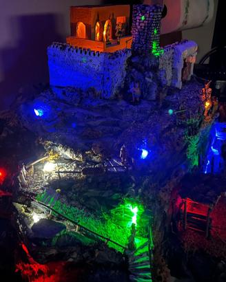 Presepe completo con statue e illuminazione