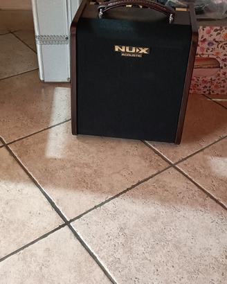  amplificatore x chitarra acustica marca NUX 
