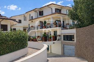 Villa di 440 m² con più di 5 locali e box auto a F