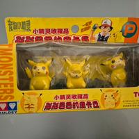 un set di modellini da collezione di Pikachu