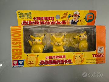 un set di modellini da collezione di Pikachu