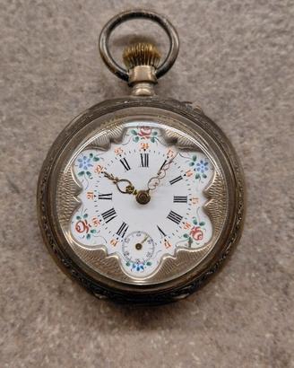 Orologio da tasca antico in argento cesellato
