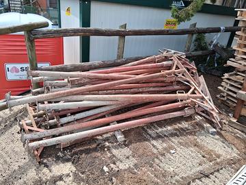 Puntelli a croce ( Cristi ) e altra attrezzatura