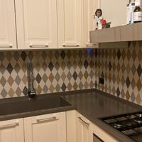 Cucina angolare in legno e corian piu colonne