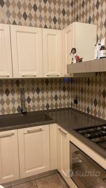 Cucina angolare in legno e corian piu colonne