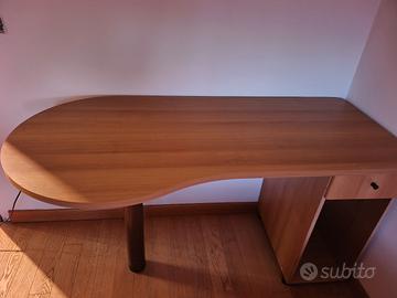 scrivania con porta pc