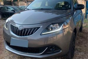 Lancia Ypsilon 1.0 hybrid UNIPRO.