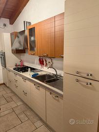 Cucina con elettrodomestici