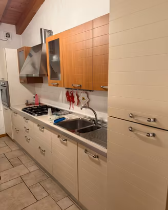 Cucina con elettrodomestici