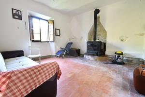 Casa indipendente con giardino disposta su tre liv