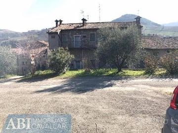 Rustico / Casale di 200 m² con più di 5 locali e b