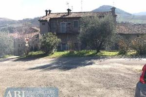 Rustico / Casale di 200 m² con più di 5 locali e b