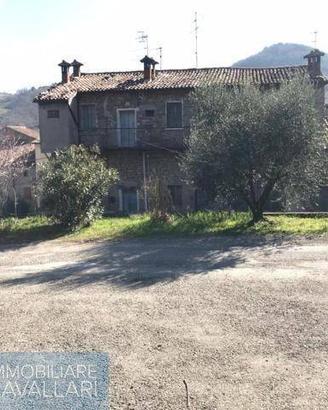 Rustico / Casale di 200 m² con più di 5 locali e b
