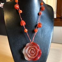Collana con rosa in agata rossa e corniola