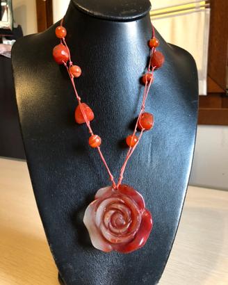 Collana con rosa in agata rossa e corniola