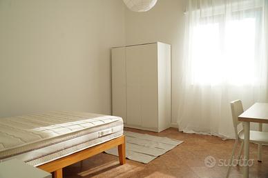 Ampia stanza singola in villetta con giardino