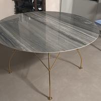 Tavole con le sedie kartell