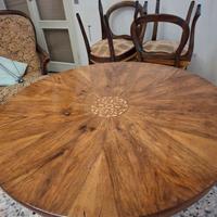 Tavolo rotondo del 1800 con intarsi lavorati a man