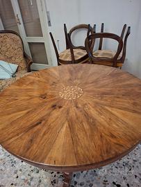Tavolo rotondo del 1800 con intarsi lavorati a man