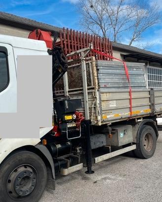 Camion con la Gru ribaltabile trilaterale