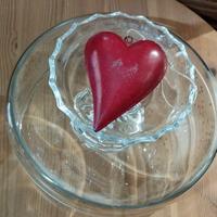 Cuore rosso in metallo