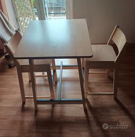 tavolo quadrato e 2 sgabelli