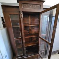 Vetrina liberty in legno di noce decori scolpiti