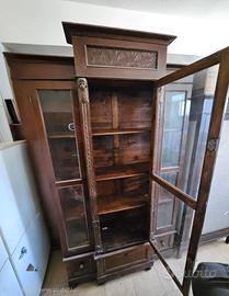 Vetrina liberty in legno di noce decori scolpiti