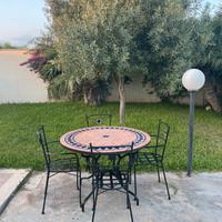 Tavolo in ferro battuto più sedie da esterno