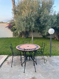 Tavolo in ferro battuto più sedie da esterno