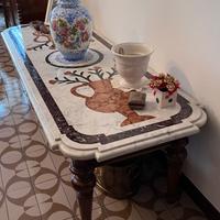 Tavolo in marmo intarsiato