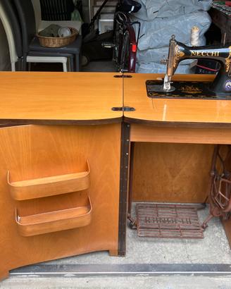 Macchina da cucire Necchi anni  50 con mobiletto