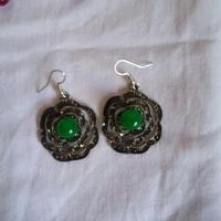 Orecchini con perlina verde