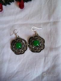 Orecchini con perlina verde