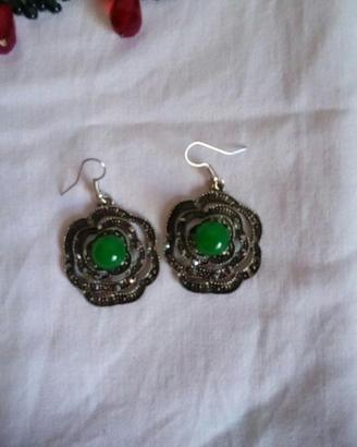 Orecchini con perlina verde