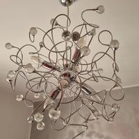 Lampadario moderno con lampada e abatjour comodino